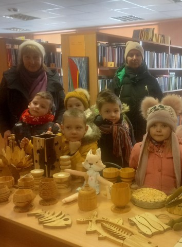 Katru mēnesi ir iespēja aplūkot kādu izstādi. Balvu Daudzfunkcionālā centra klientu radošo darbu izstāde.
